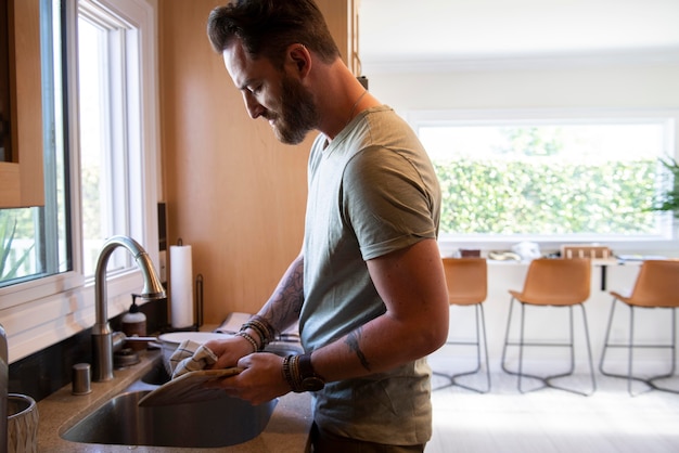 Foto gratuita hombre moderno pasar tiempo en la cocina