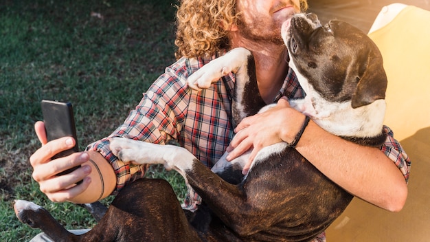 Hombre moderno con perro en jardín