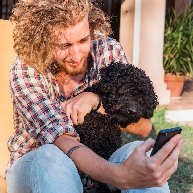 Hombre moderno con perro en jardín