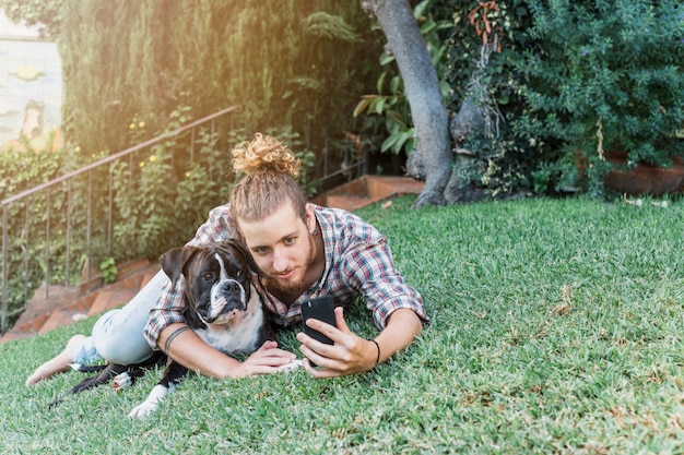 Hombre moderno con perro en jardín