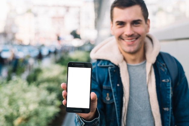 Hombre moderno presentando plantilla de smartphone