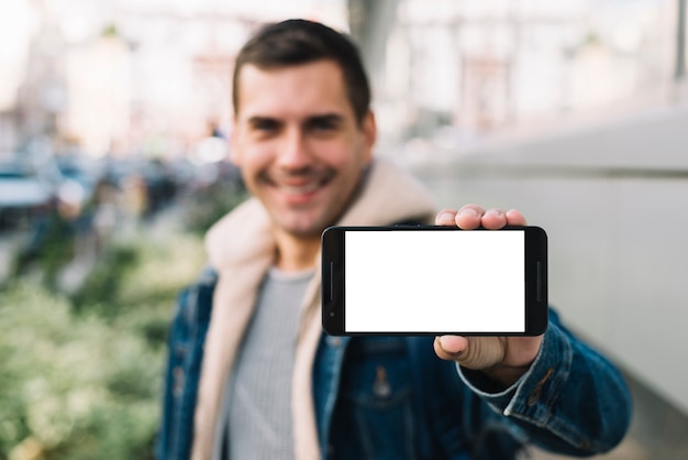 Hombre moderno presentando plantilla de smartphone