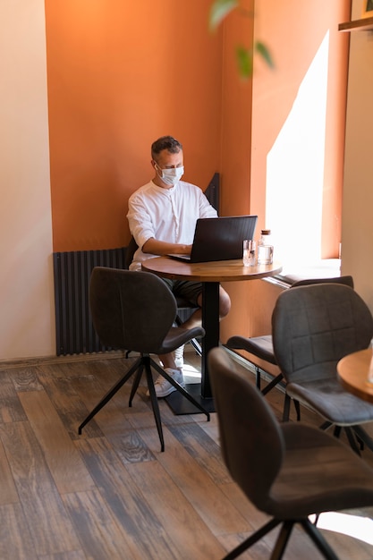 Hombre moderno que trabaja en la computadora portátil en la oficina