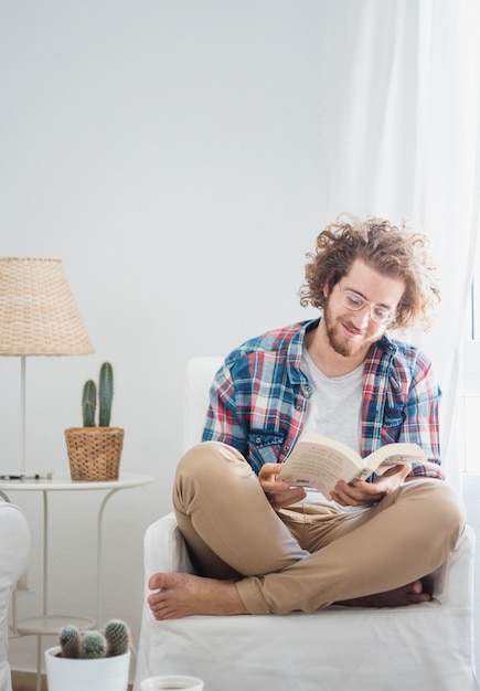 Foto gratuita hombre moderno relajando en sofá