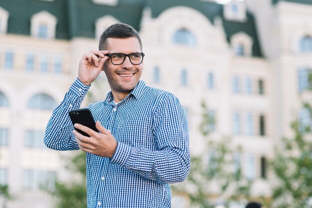 Hombre moderno con smartphone