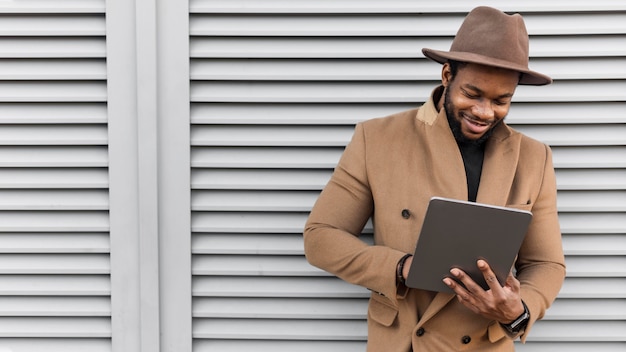 Hombre moderno sonriente en su tableta