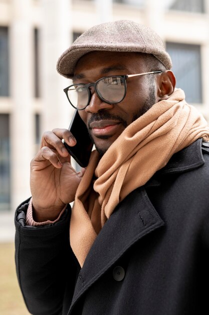 Hombre moderno sosteniendo su teléfono inteligente