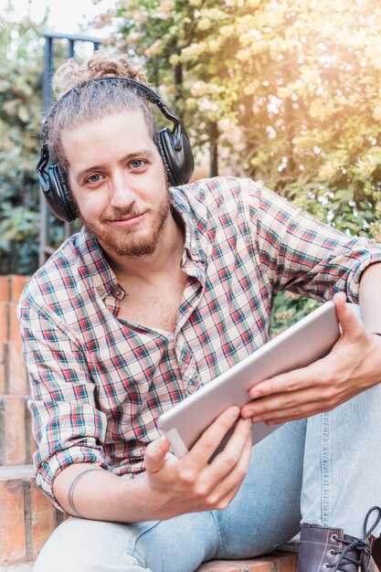 Hombre moderno con tableta en escalera