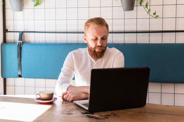 Hombre moderno de tiro medio trabajando