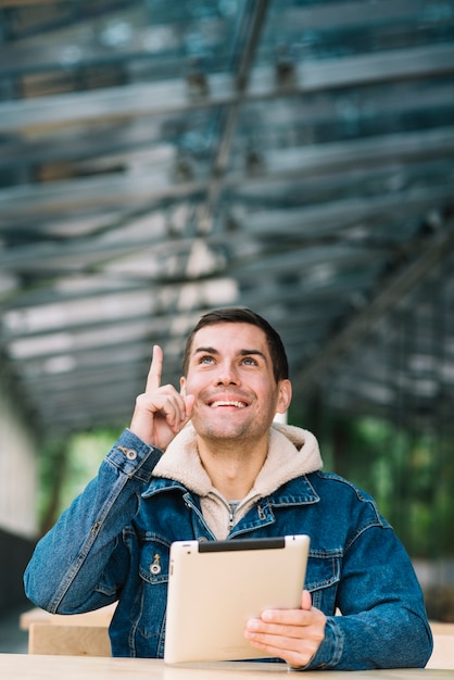 Foto gratuita hombre moderno usando tableta en entorno urbano