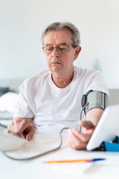 Hombre monitoreando la presión arterial escondida