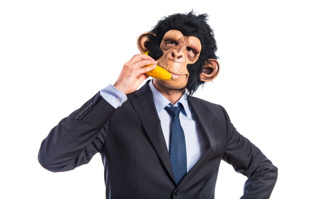 Hombre mono hablando a través de un plátano