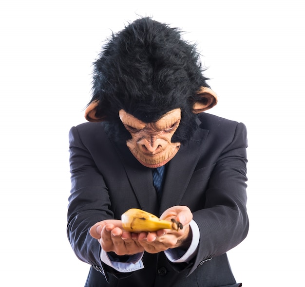 Hombre del mono que ofrece un plátano