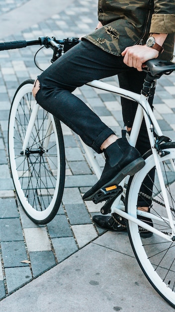 Hombre montado en una bicicleta