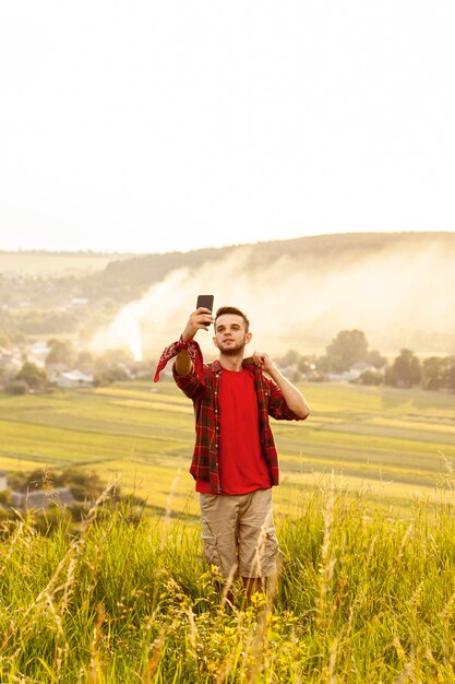 Hombre en la montaña tomando selfie