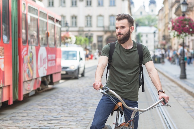 Hombre montando bicicleta en la calle