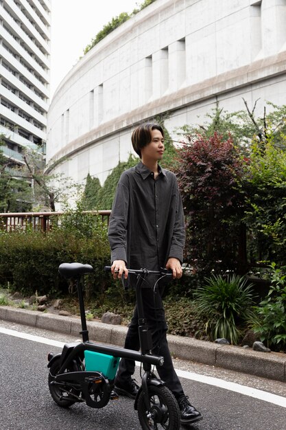 Hombre montando bicicleta en la ciudad