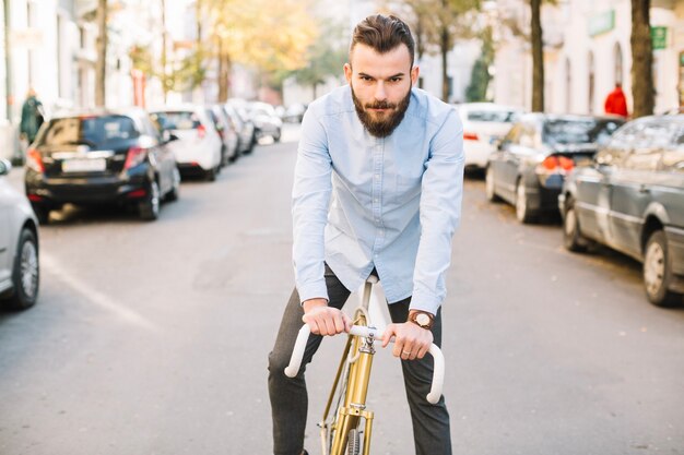 Hombre montando bicicleta a lo largo de la carretera