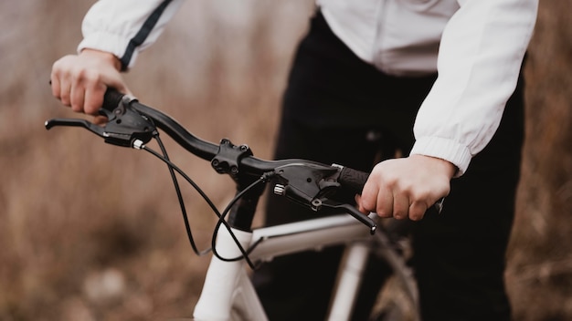 Hombre montando una bicicleta de montaña