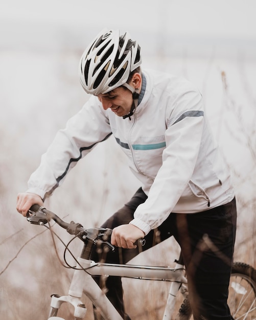 Foto gratuita hombre montando una bicicleta de montaña