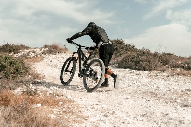 Hombre montando una bicicleta de montaña