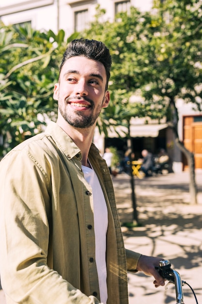 Foto gratuita hombre montando en una bicicleta urbana