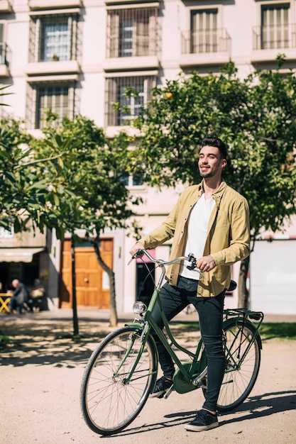 Hombre montando en una bicicleta urbana