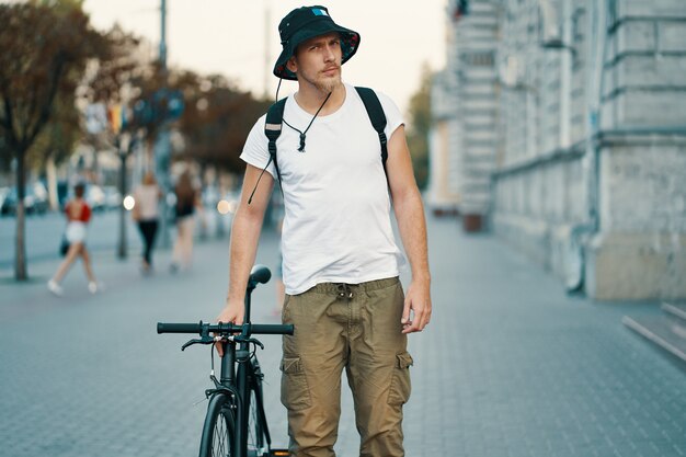 Hombre montando una bicicleta en una vieja ciudad europea al aire libre