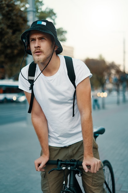 Hombre montando una bicicleta en una vieja ciudad europea al aire libre