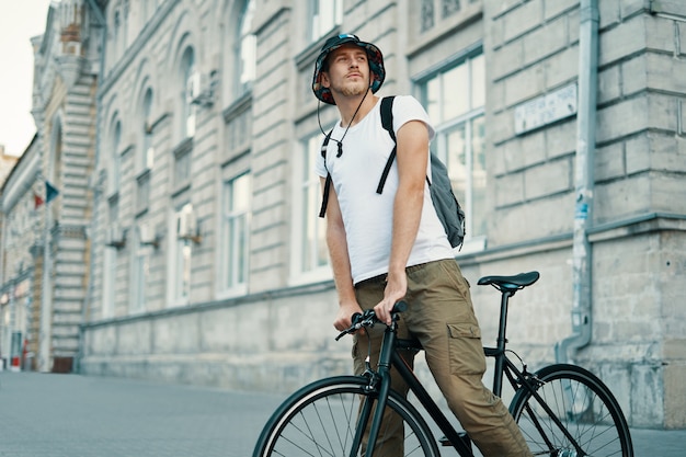 Hombre montando una bicicleta en una vieja ciudad europea al aire libre