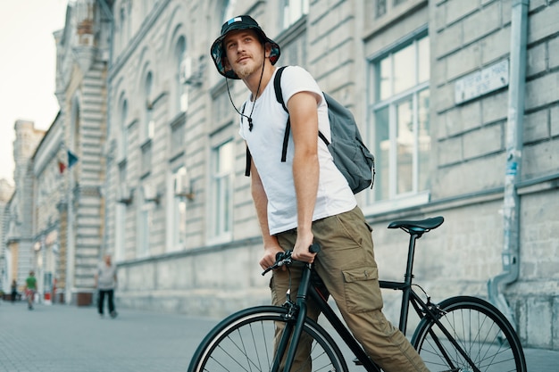 Hombre montando una bicicleta en una vieja ciudad europea al aire libre