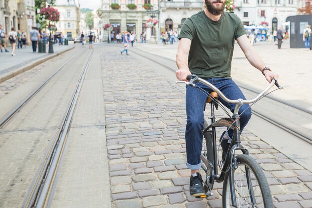 Hombre montando bicicleta