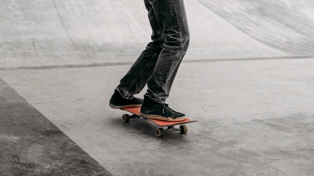 Hombre montando patineta en el parque de la ciudad