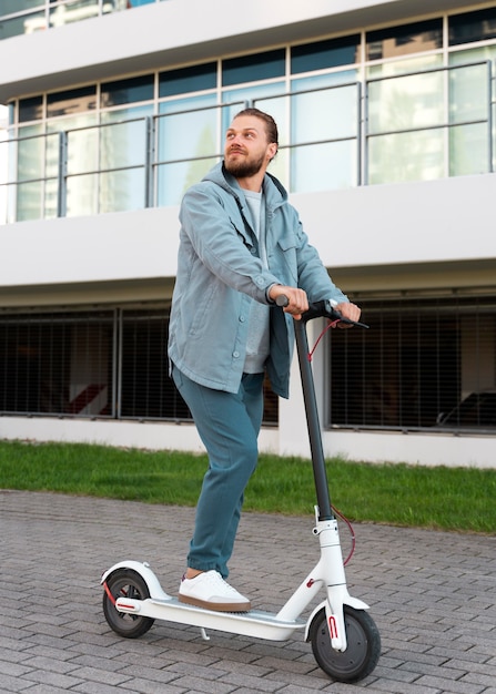 Hombre montando un scooter al aire libre