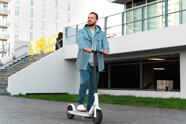 Hombre montando un scooter al aire libre