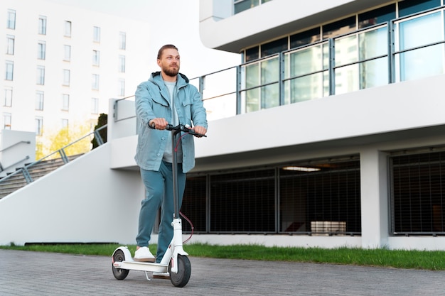 Foto gratuita hombre montando un scooter al aire libre