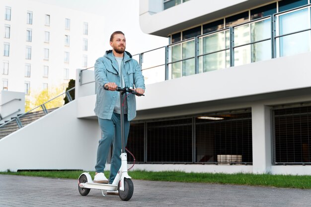 Hombre montando un scooter al aire libre