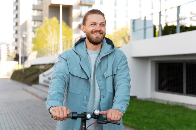 Foto gratuita hombre montando un scooter fuera