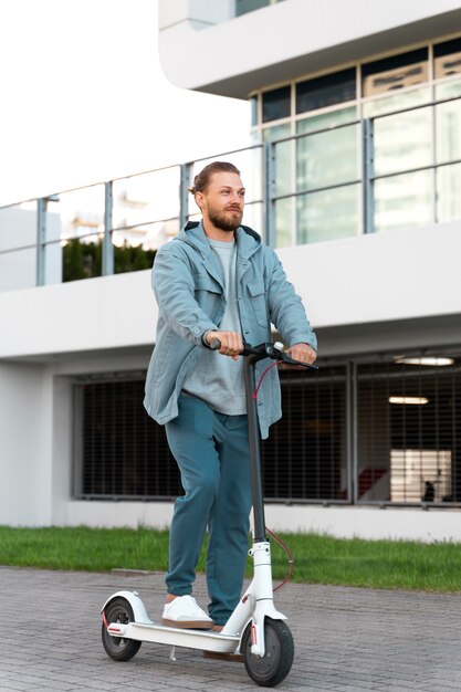 Hombre montando un scooter fuera