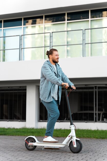 Hombre montando un scooter fuera