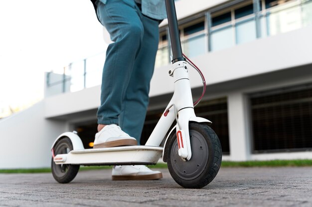 Hombre montando un scooter fuera