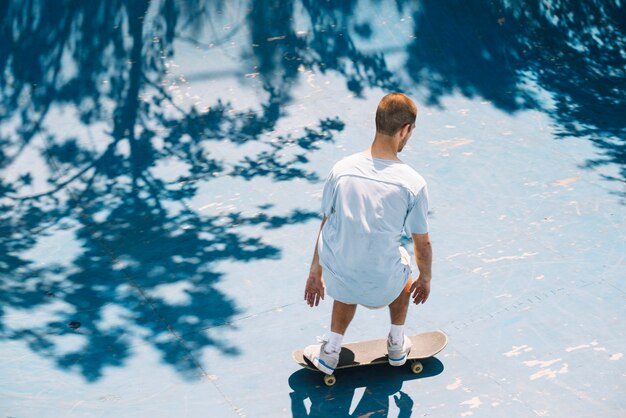 Hombre montando en skatepark