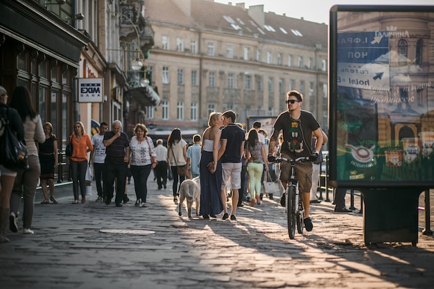 Foto gratuita hombre montando su bicicleta en la calle