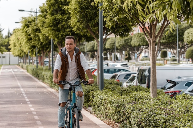 Hombre montando su bicicleta