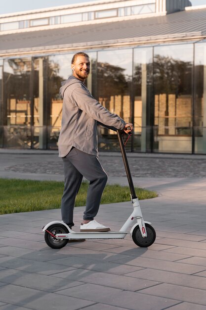 Foto gratuita hombre montando su scooter durante el día