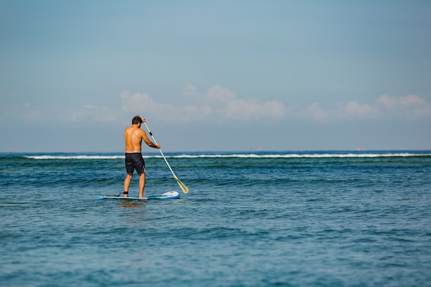 Hombre montando sup.