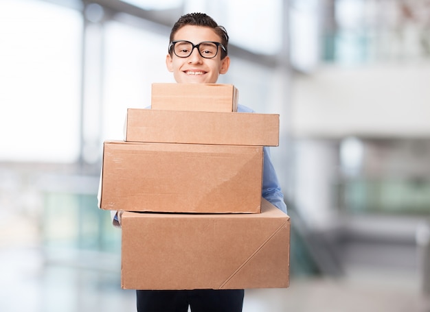 Hombre con un montón de cajas