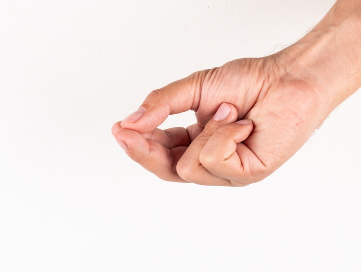 Foto gratuito hombre mostrando _delicious_ mano signo gesto vista superior