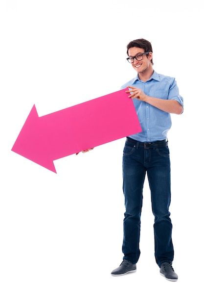 Hombre mostrando en espacio de copia con flecha rosa