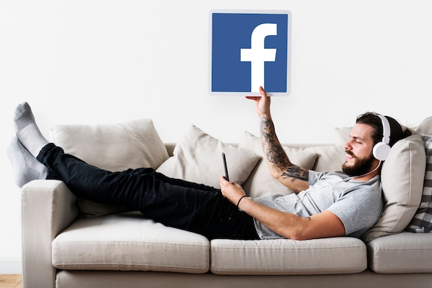 Foto gratuita hombre mostrando un icono de facebook